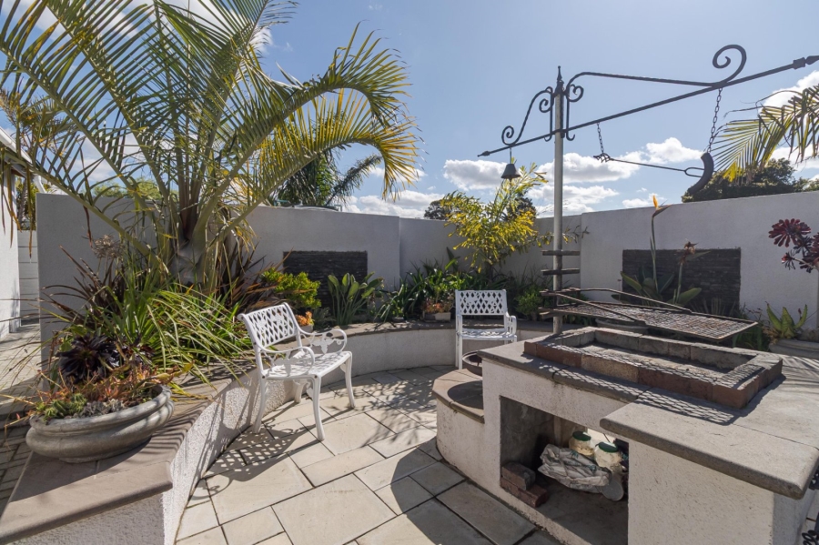 5 Bedroom Property for Sale in Loucharmante Western Cape